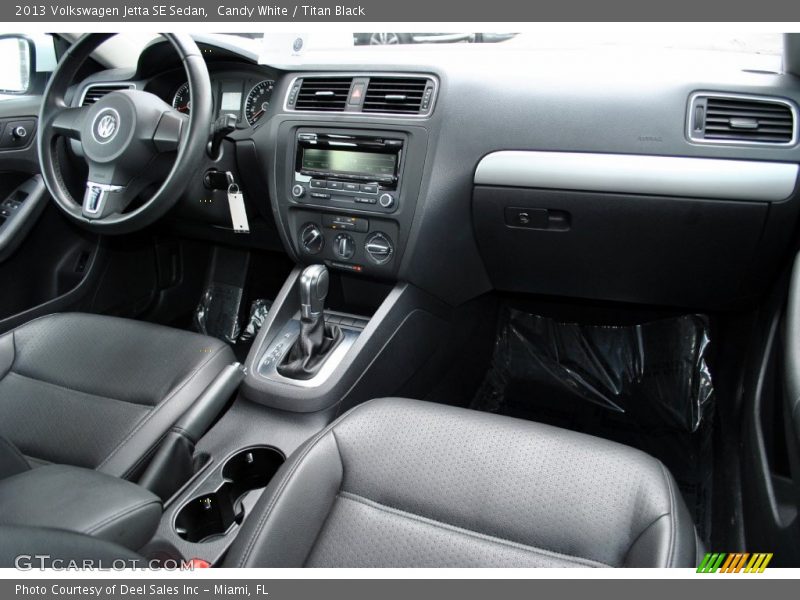 Candy White / Titan Black 2013 Volkswagen Jetta SE Sedan