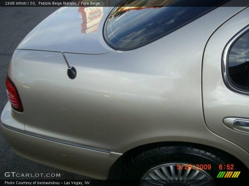 Pebble Beige Metallic / Pure Beige 1998 Infiniti I 30