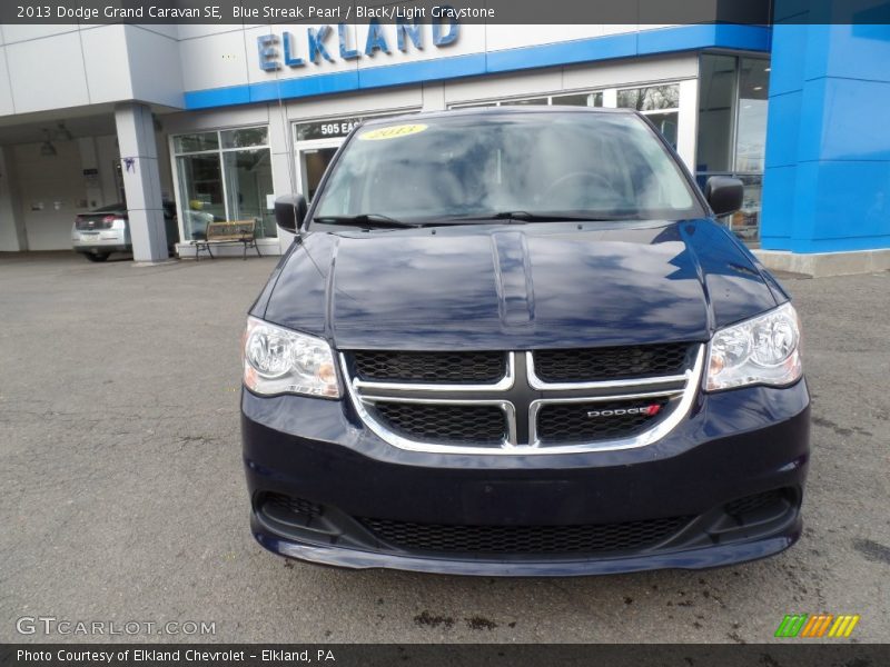 Blue Streak Pearl / Black/Light Graystone 2013 Dodge Grand Caravan SE