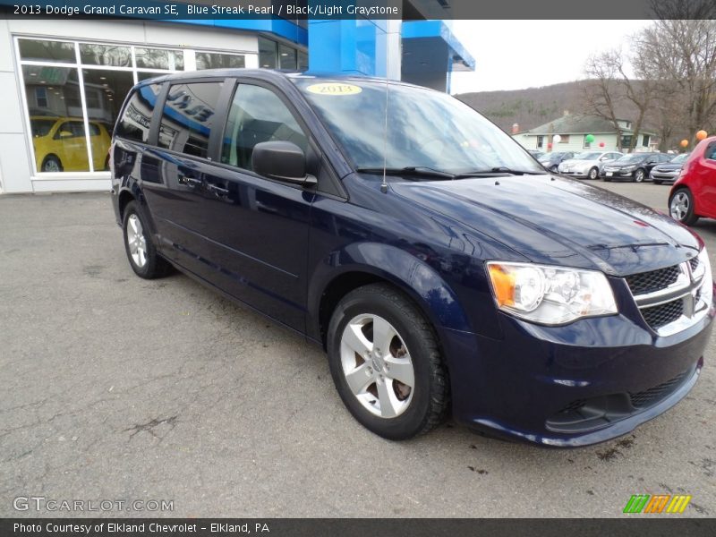 Blue Streak Pearl / Black/Light Graystone 2013 Dodge Grand Caravan SE