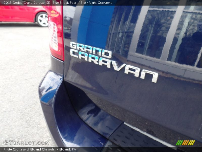 Blue Streak Pearl / Black/Light Graystone 2013 Dodge Grand Caravan SE