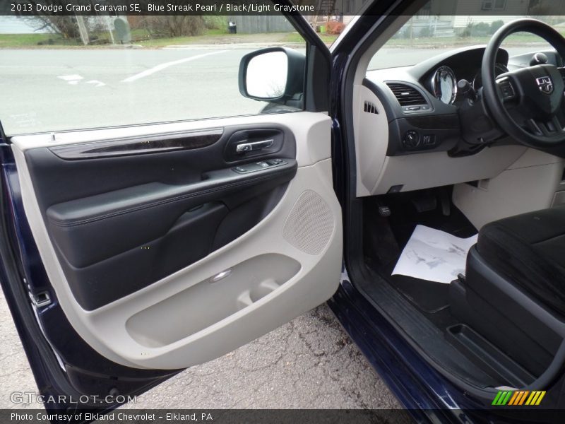 Blue Streak Pearl / Black/Light Graystone 2013 Dodge Grand Caravan SE