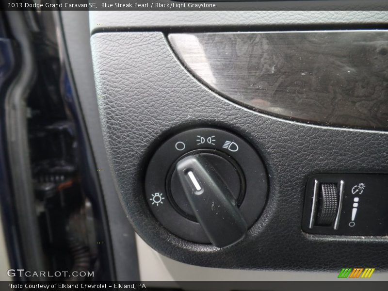 Blue Streak Pearl / Black/Light Graystone 2013 Dodge Grand Caravan SE
