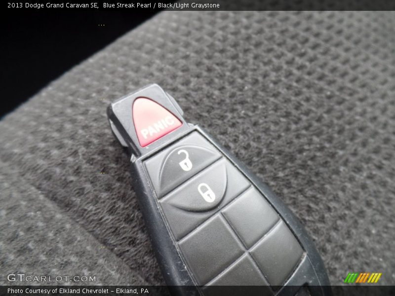 Blue Streak Pearl / Black/Light Graystone 2013 Dodge Grand Caravan SE