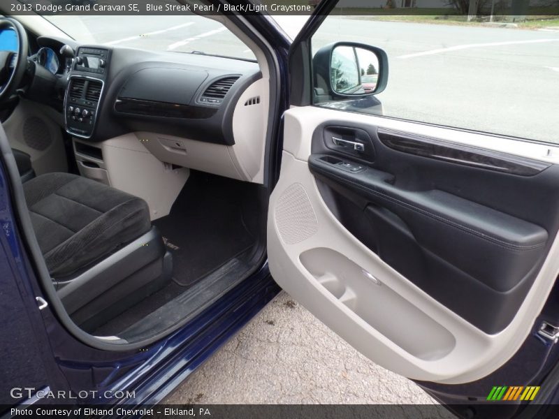 Blue Streak Pearl / Black/Light Graystone 2013 Dodge Grand Caravan SE