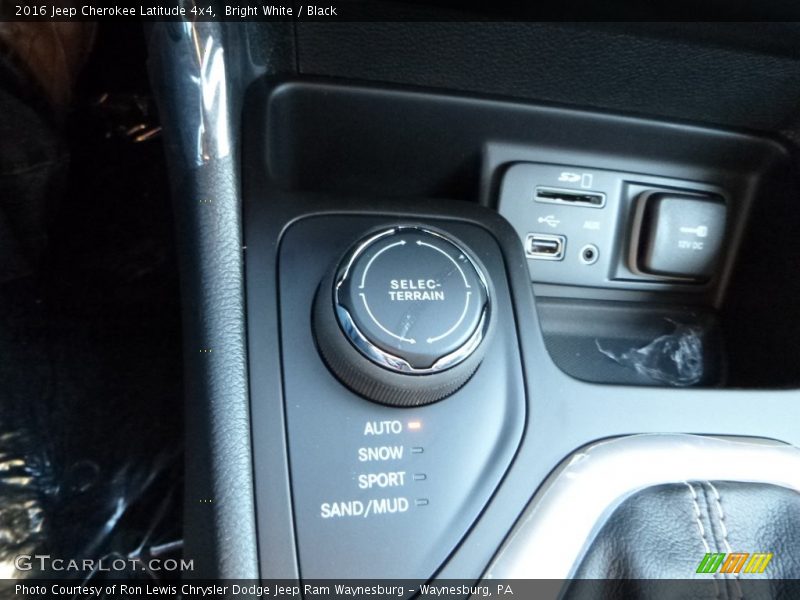 Bright White / Black 2016 Jeep Cherokee Latitude 4x4