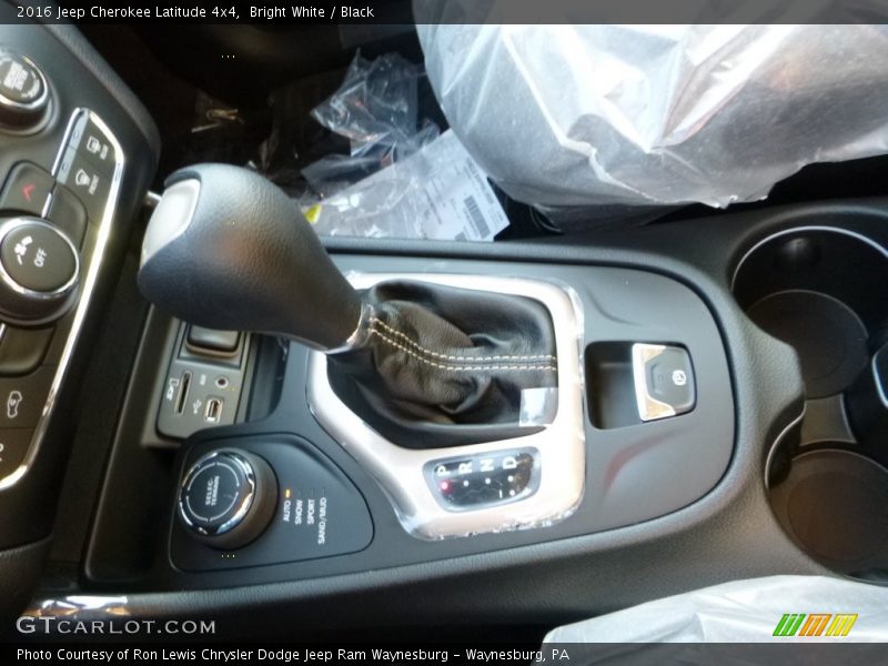 Bright White / Black 2016 Jeep Cherokee Latitude 4x4