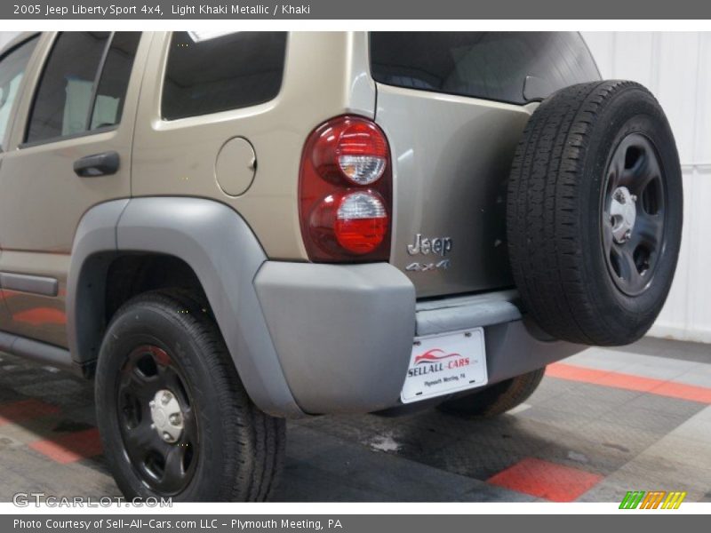 Light Khaki Metallic / Khaki 2005 Jeep Liberty Sport 4x4