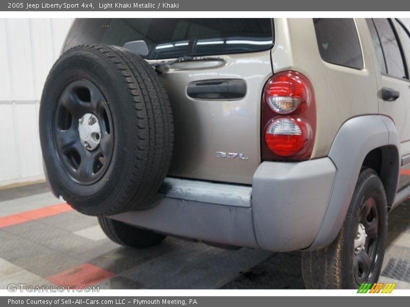 Light Khaki Metallic / Khaki 2005 Jeep Liberty Sport 4x4