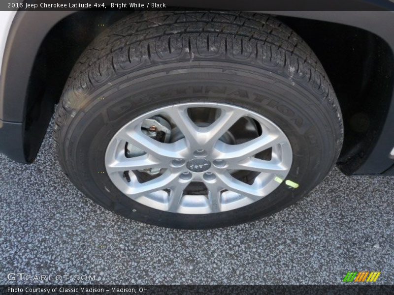 Bright White / Black 2016 Jeep Cherokee Latitude 4x4