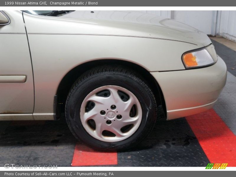 Champagne Metallic / Blond 1999 Nissan Altima GXE