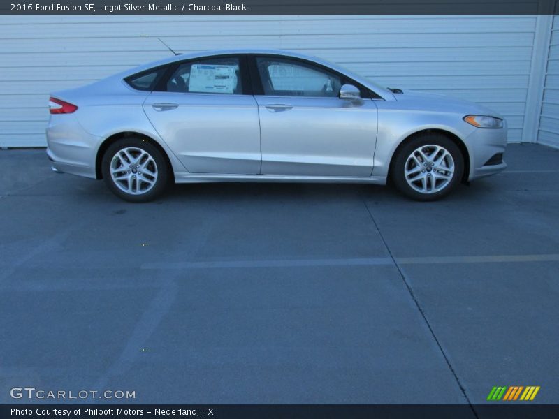 Ingot Silver Metallic / Charcoal Black 2016 Ford Fusion SE