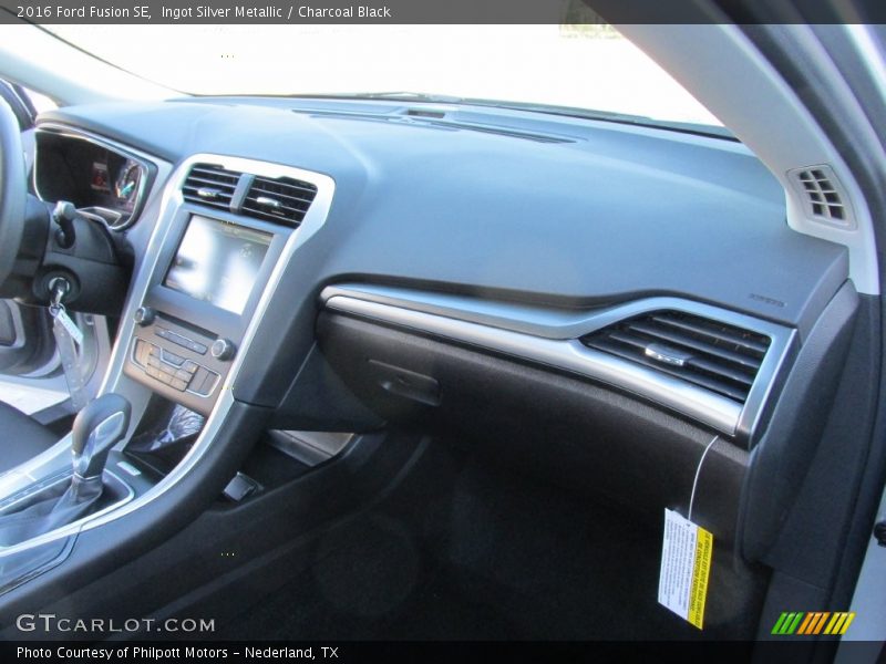 Ingot Silver Metallic / Charcoal Black 2016 Ford Fusion SE