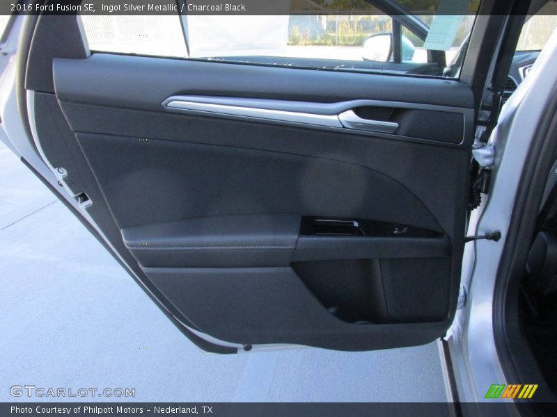 Ingot Silver Metallic / Charcoal Black 2016 Ford Fusion SE