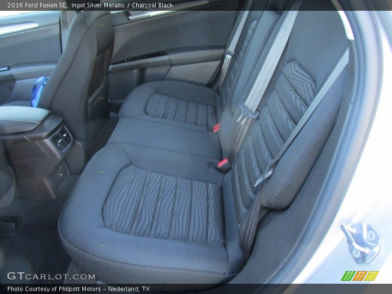 Ingot Silver Metallic / Charcoal Black 2016 Ford Fusion SE
