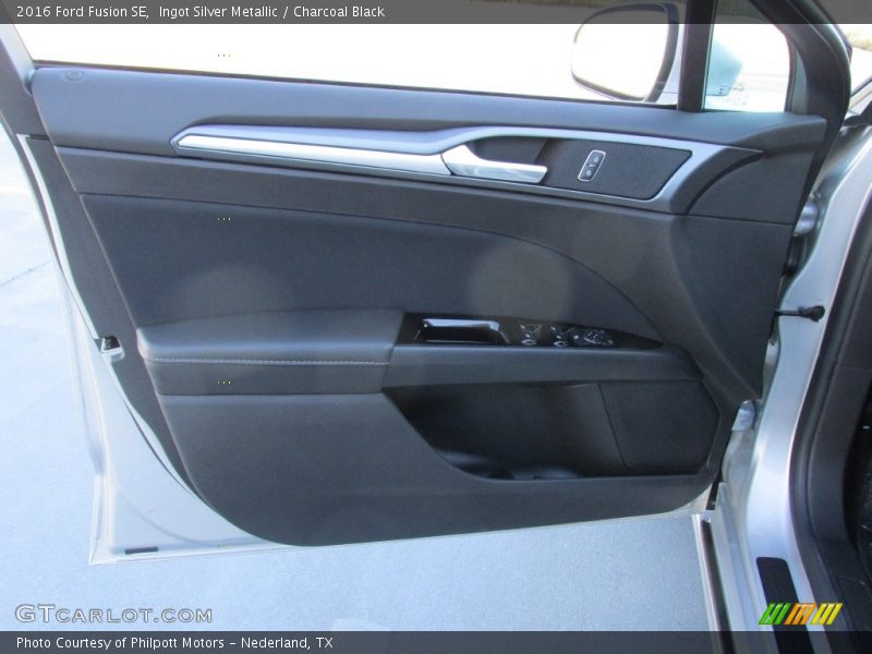 Ingot Silver Metallic / Charcoal Black 2016 Ford Fusion SE