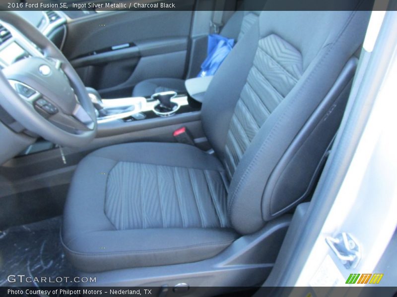 Ingot Silver Metallic / Charcoal Black 2016 Ford Fusion SE