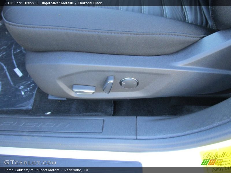 Ingot Silver Metallic / Charcoal Black 2016 Ford Fusion SE
