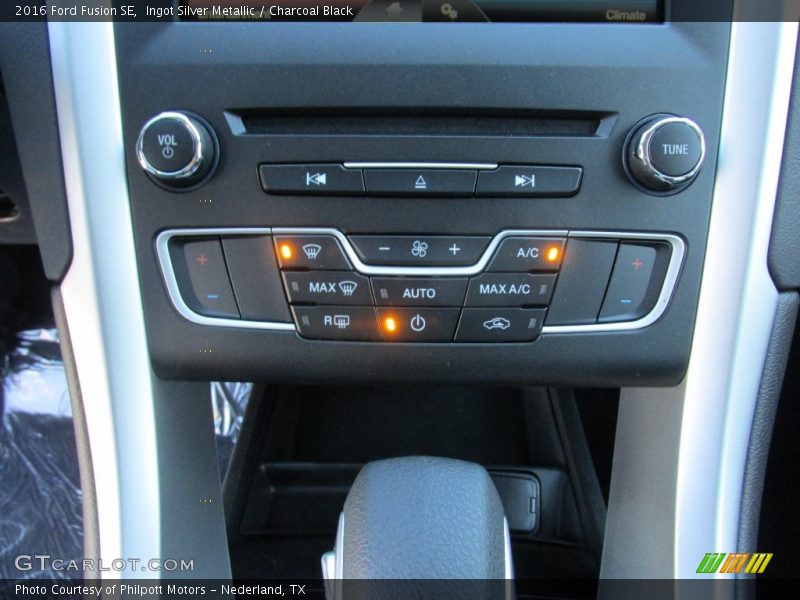 Ingot Silver Metallic / Charcoal Black 2016 Ford Fusion SE