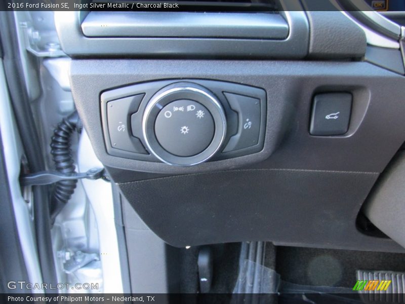 Ingot Silver Metallic / Charcoal Black 2016 Ford Fusion SE