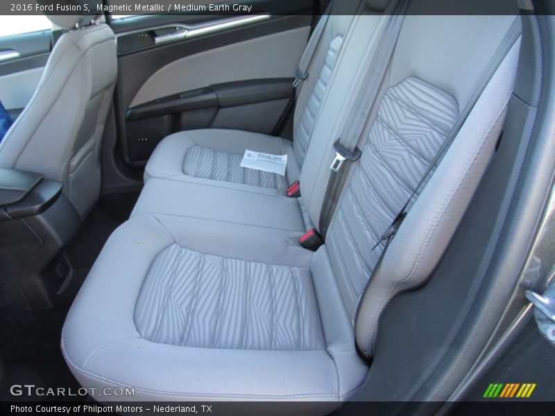 Magnetic Metallic / Medium Earth Gray 2016 Ford Fusion S