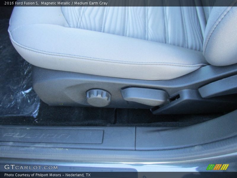 Magnetic Metallic / Medium Earth Gray 2016 Ford Fusion S