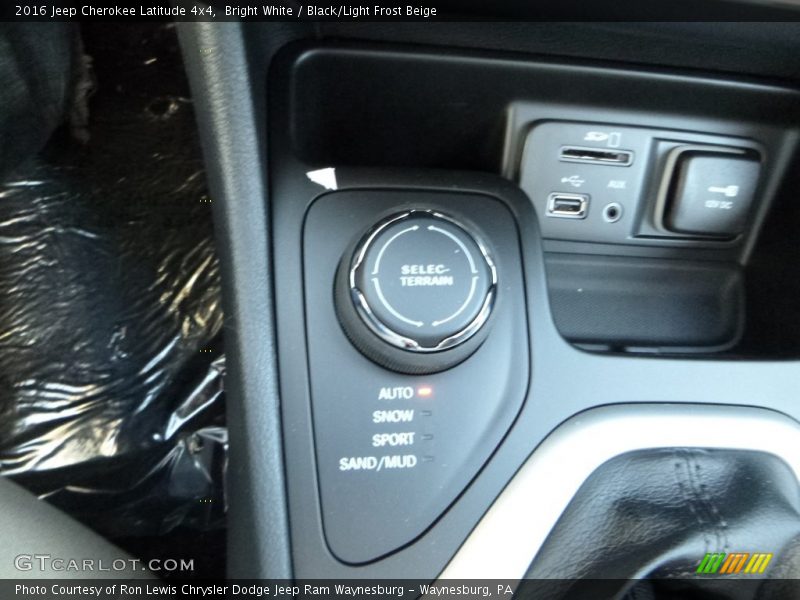 Bright White / Black/Light Frost Beige 2016 Jeep Cherokee Latitude 4x4
