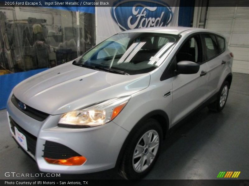 Ingot Silver Metallic / Charcoal Black 2016 Ford Escape S