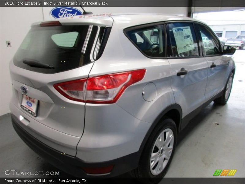 Ingot Silver Metallic / Charcoal Black 2016 Ford Escape S