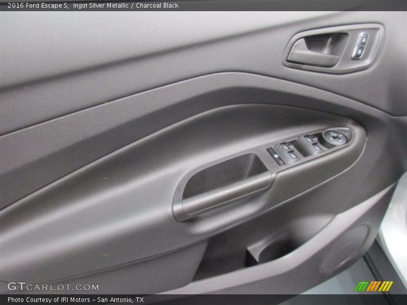 Ingot Silver Metallic / Charcoal Black 2016 Ford Escape S