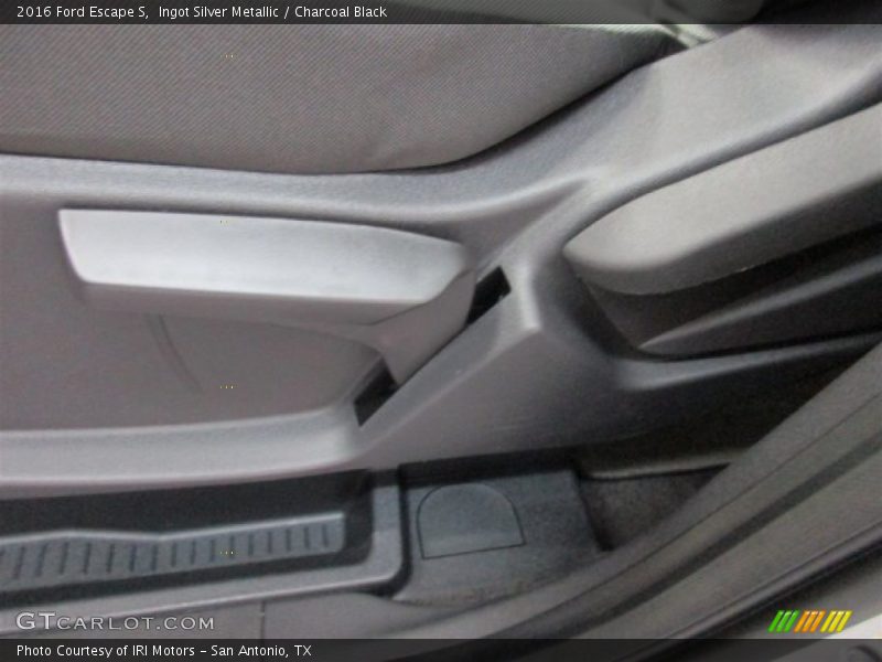Ingot Silver Metallic / Charcoal Black 2016 Ford Escape S