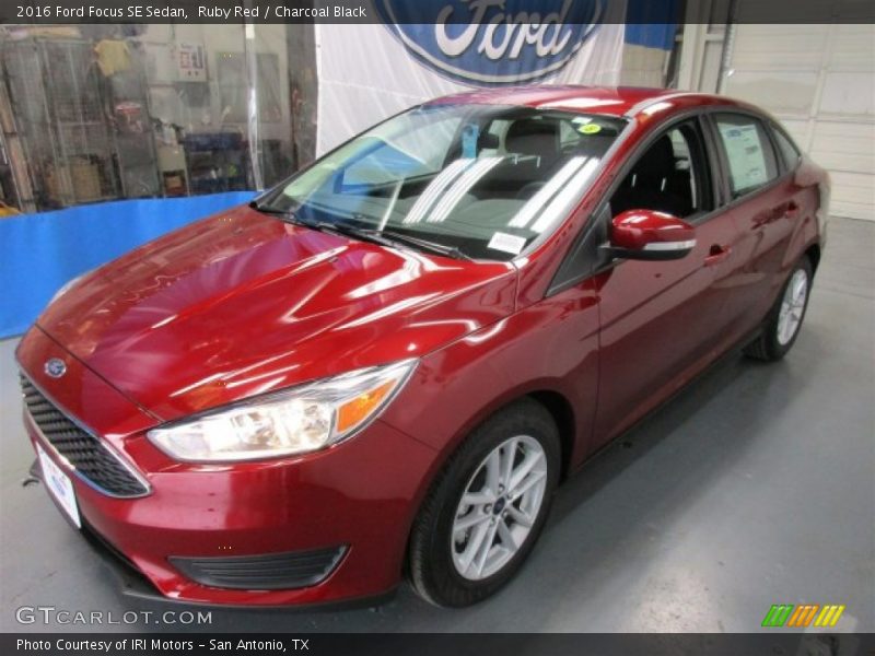 Front 3/4 View of 2016 Focus SE Sedan