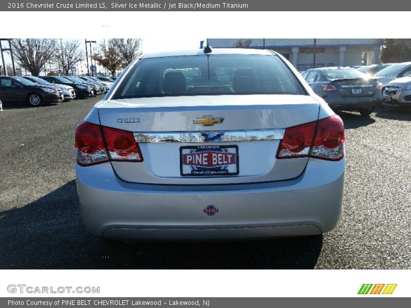 Silver Ice Metallic / Jet Black/Medium Titanium 2016 Chevrolet Cruze Limited LS