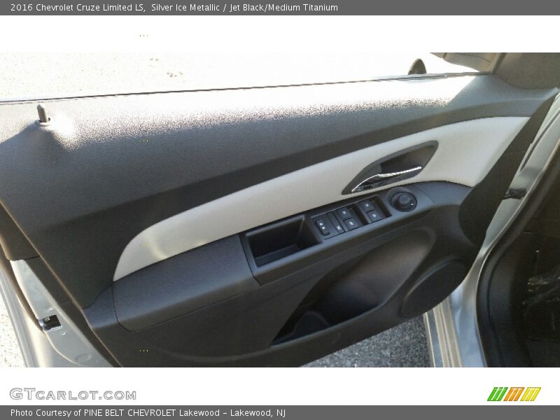 Silver Ice Metallic / Jet Black/Medium Titanium 2016 Chevrolet Cruze Limited LS