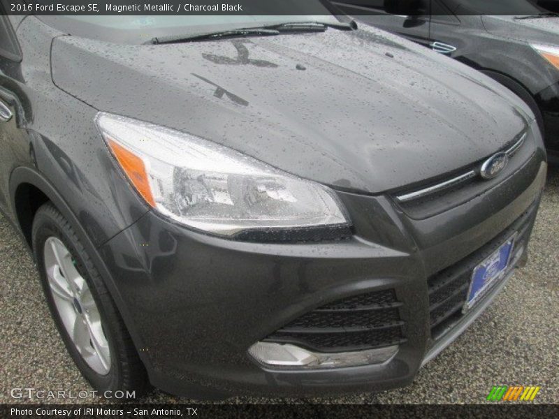 Magnetic Metallic / Charcoal Black 2016 Ford Escape SE