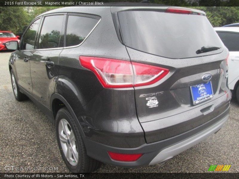 Magnetic Metallic / Charcoal Black 2016 Ford Escape SE