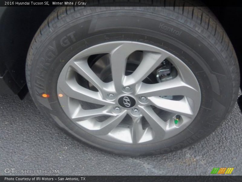 Winter White / Gray 2016 Hyundai Tucson SE