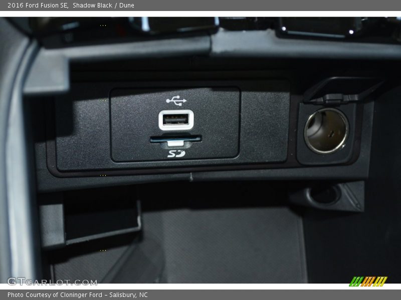 Shadow Black / Dune 2016 Ford Fusion SE
