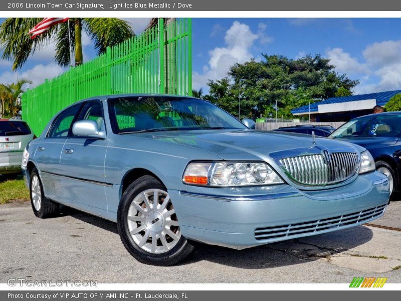 Front 3/4 View of 2006 Town Car Signature