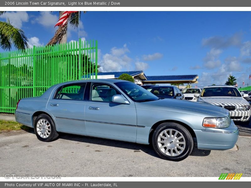 Light Ice Blue Metallic / Dove 2006 Lincoln Town Car Signature