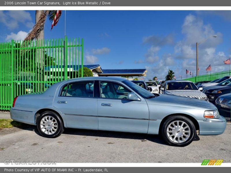 Light Ice Blue Metallic / Dove 2006 Lincoln Town Car Signature