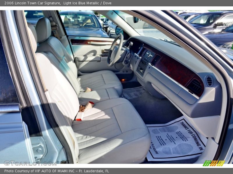 Light Ice Blue Metallic / Dove 2006 Lincoln Town Car Signature