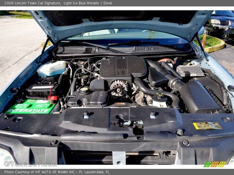 Light Ice Blue Metallic / Dove 2006 Lincoln Town Car Signature