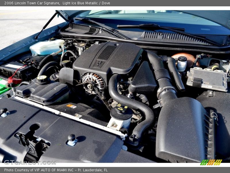 Light Ice Blue Metallic / Dove 2006 Lincoln Town Car Signature