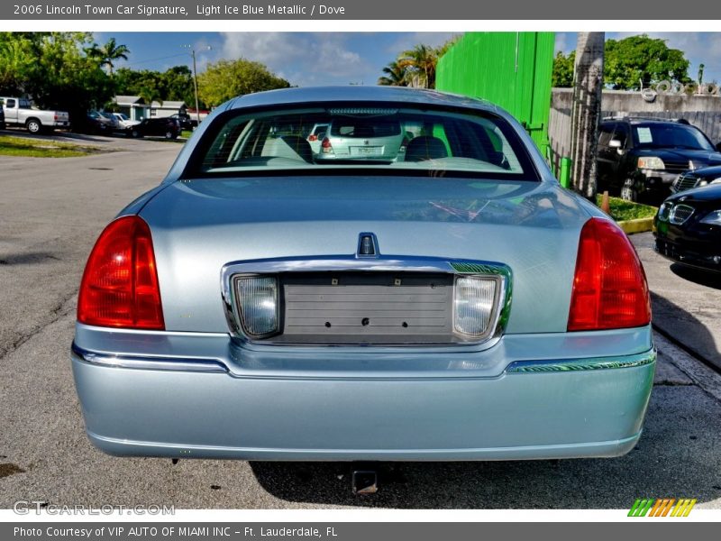 Light Ice Blue Metallic / Dove 2006 Lincoln Town Car Signature