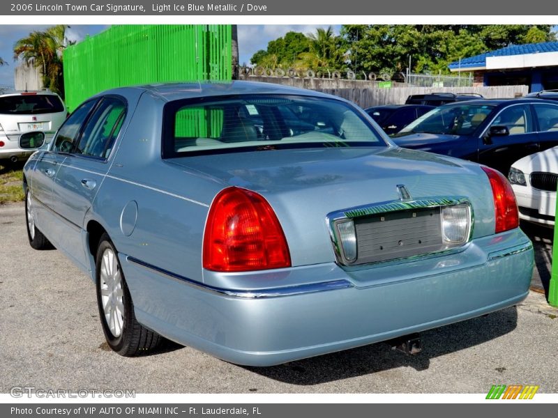 Light Ice Blue Metallic / Dove 2006 Lincoln Town Car Signature
