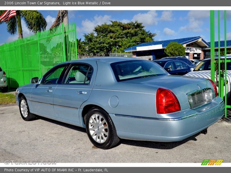 Light Ice Blue Metallic / Dove 2006 Lincoln Town Car Signature