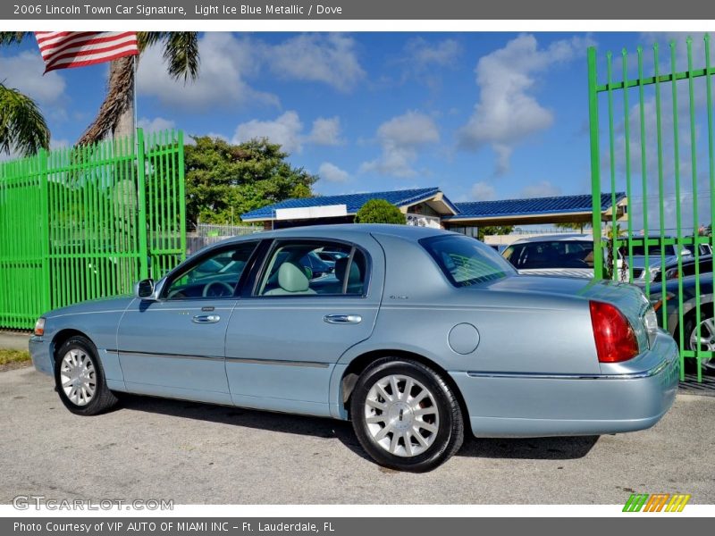 Light Ice Blue Metallic / Dove 2006 Lincoln Town Car Signature