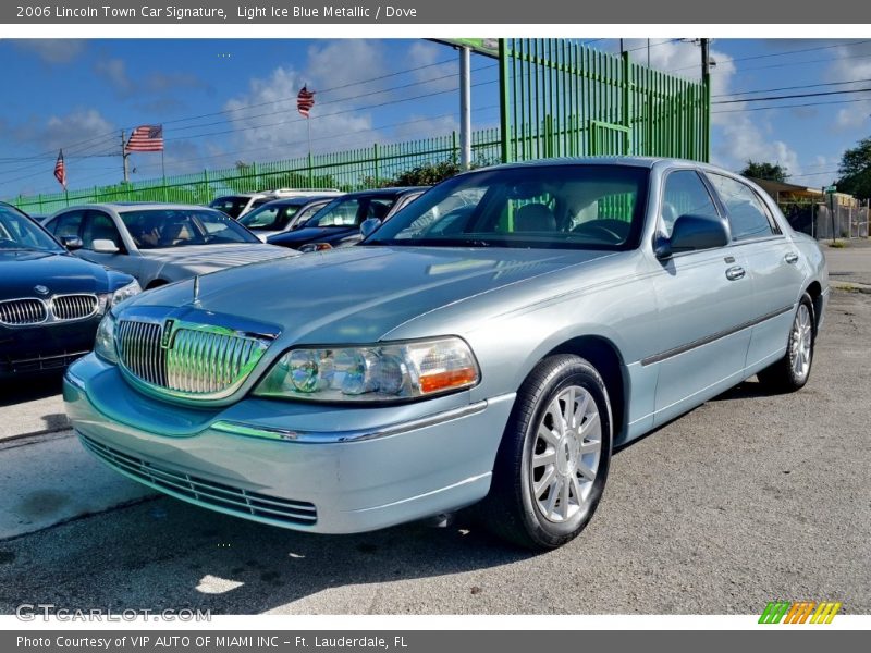 Light Ice Blue Metallic / Dove 2006 Lincoln Town Car Signature