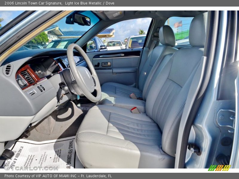 Light Ice Blue Metallic / Dove 2006 Lincoln Town Car Signature